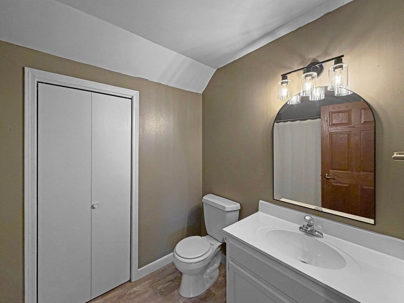 Upstairs full bathroom